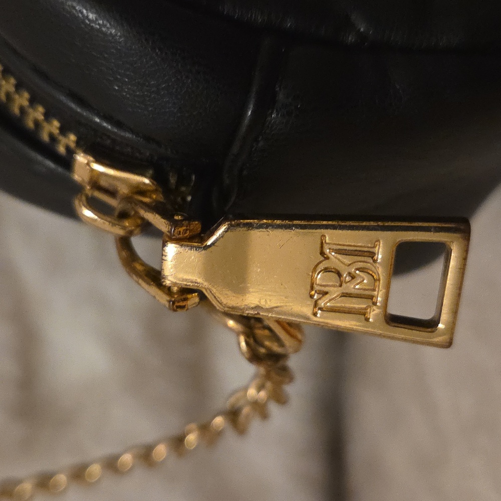 Badgley Mischka Elegant Black Quilted Shoulder Bag With Long Gold Chain Strap - Picture 4 of 8